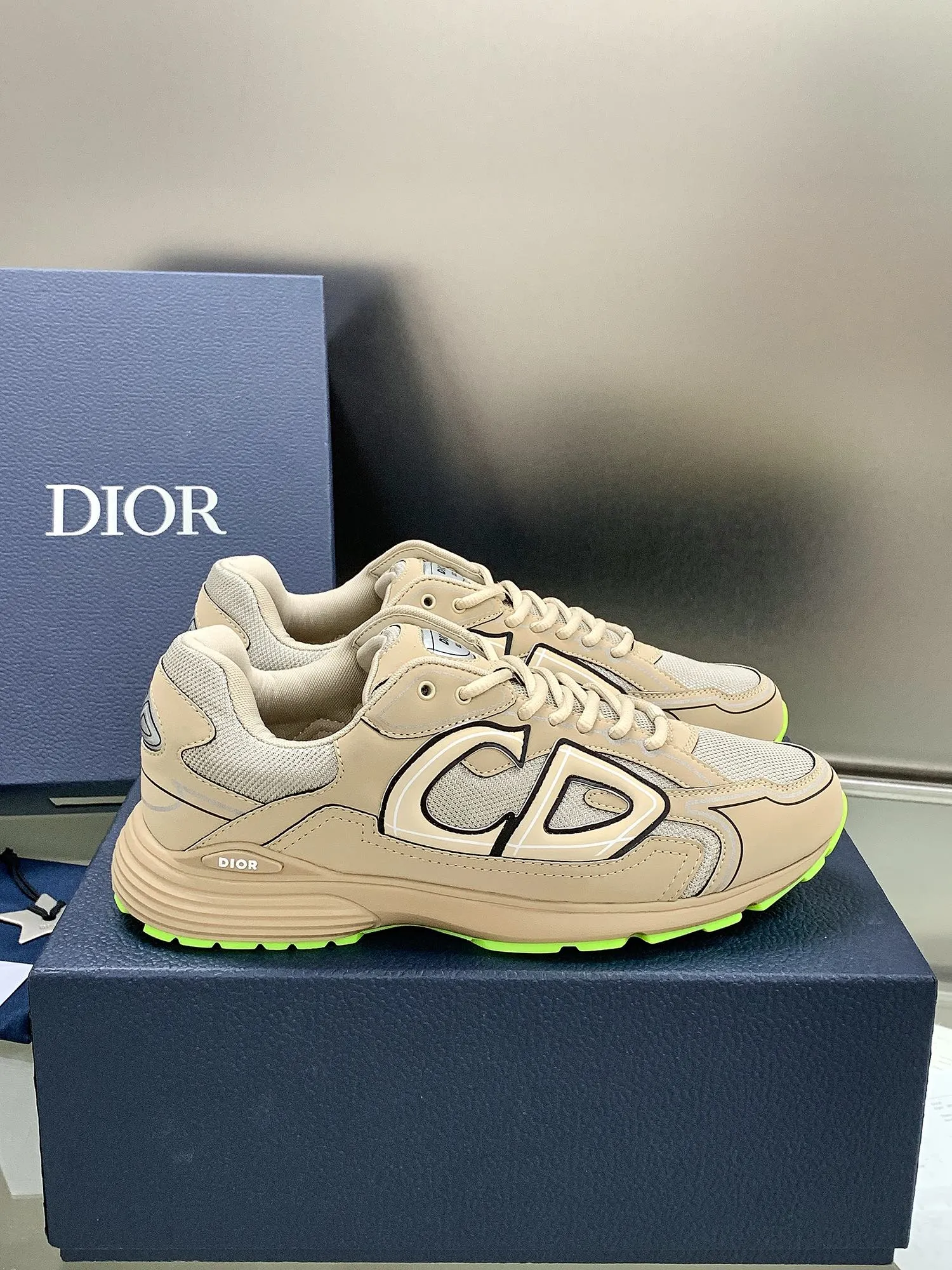👟👟Ex-factory price 660👟👟 Newly upgraded Dior B30 series dad sneakers. New B30 sneakers. Dad Shoes style shoes that follow the trend of the retro market. The Dior logo on the tongue also indicates that this pair of shoes is the B30 model! B30 uses fine-textured leather and mesh cloth materials to form a shoe body. There are conspicuous letters CD on both sides of the shoe body to indicate identity. Many lines on the shoe body outline details to make the shoes look less monotonous and full of retro flavor. The delivery counter is exquisitely packaged🛍📦 ▪️Fabric: Original customized technical fabric + mesh ▪️Inner lining: Customized breathable lining ▪️Outsole: IP+TPU outsole ▪️Sole thickness: 3.5CM ▪️Size: Women’s size 35-40 / Men’s size 39-45